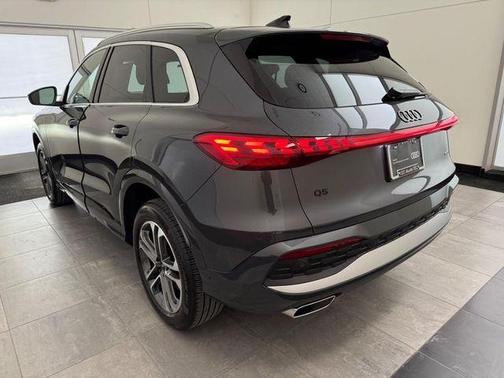 Tambora Gray Metallic 2025 Audi Q5 2.0T quattro Premium