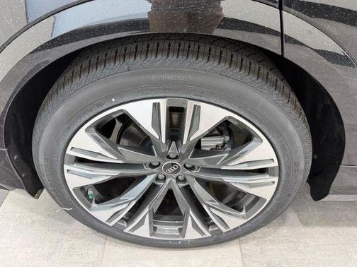 Mythos Black Metallic 2026 Audi Q8 55 Premium