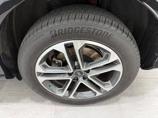 Mythos Black Metallic 2025 Audi Q5 2.0T quattro Premium