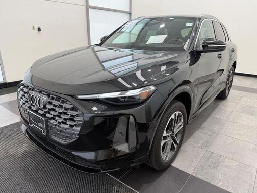 Mythos Black Metallic 2025 Audi Q5 2.0T quattro Premium