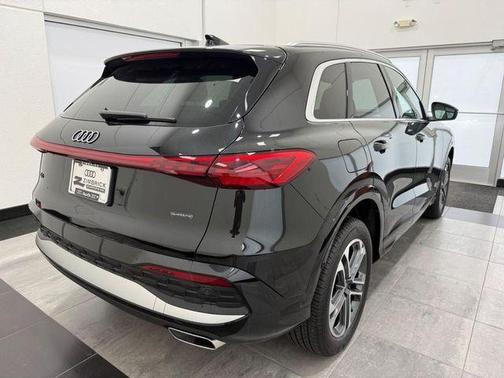 Mythos Black Metallic 2025 Audi Q5 2.0T quattro Premium