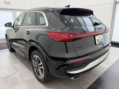 Mythos Black Metallic 2025 Audi Q5 2.0T quattro Premium