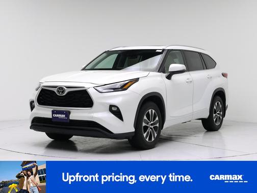 White 2022 Toyota Highlander XLE