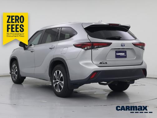 Silver 2024 Toyota Highlander Hybrid XLE