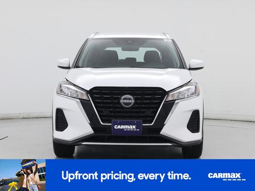 White 2022 Nissan Kicks SV