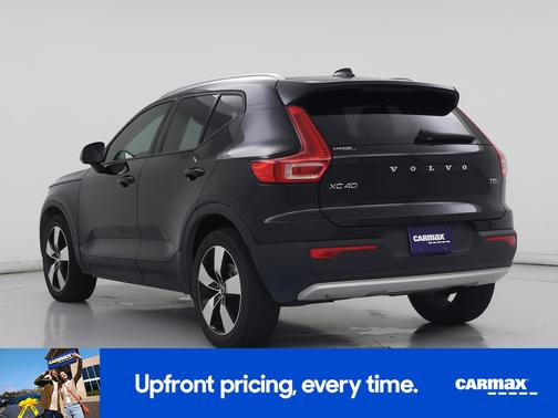 Black 2022 Volvo XC40 T5 Momentum
