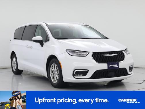 White 2023 Chrysler Pacifica Touring L