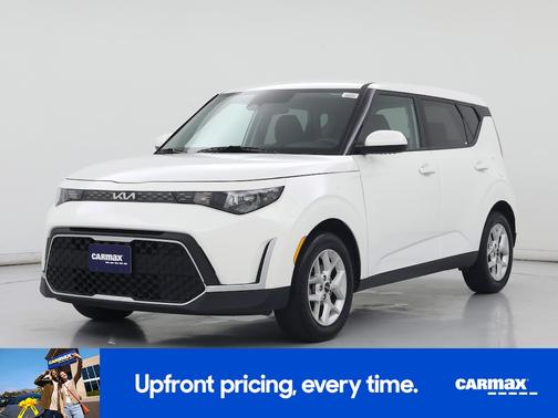 White 2025 Kia Soul EX