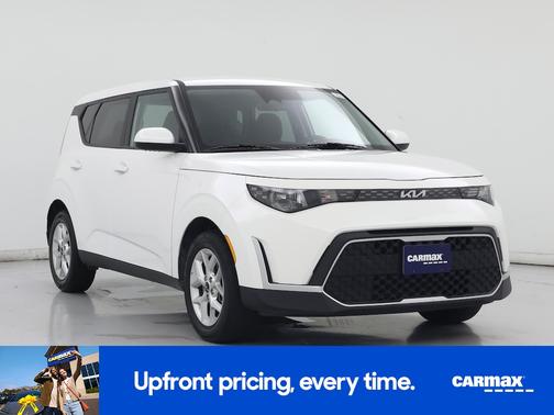White 2025 Kia Soul EX