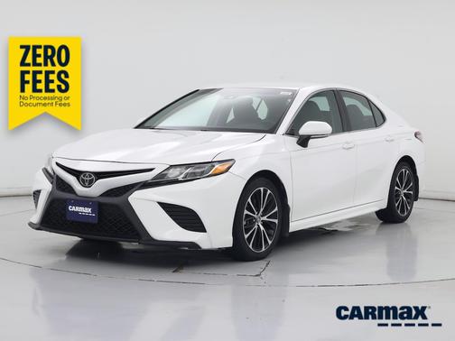 White 2018 Toyota Camry SE