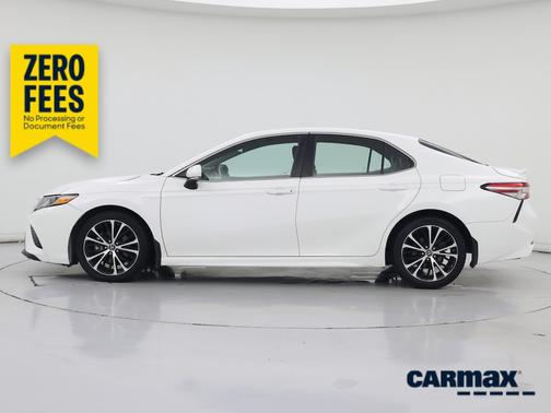 White 2018 Toyota Camry SE