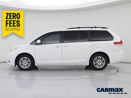 White 2014 Toyota Sienna XLE