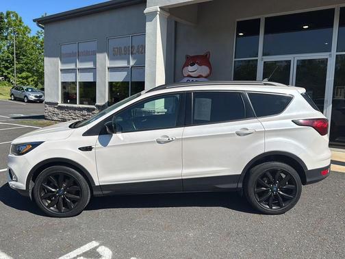 White Platinum Metallic Tri-Coat 2019 Ford Escape SE