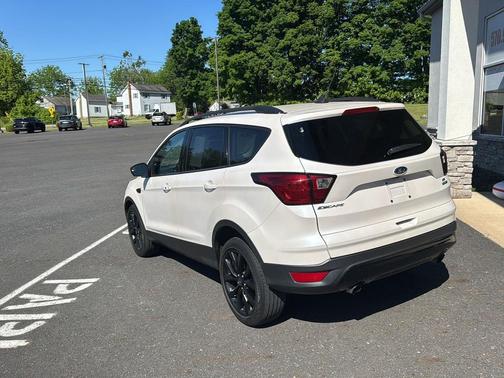 White Platinum Metallic Tri-Coat 2019 Ford Escape SE