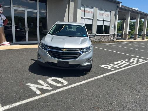 Silver Ice Metallic 2018 Chevrolet Equinox LS