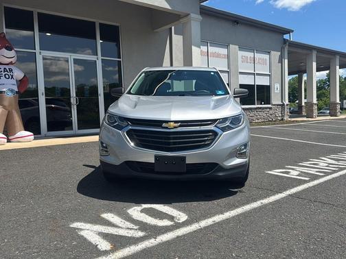 Silver Ice Metallic 2018 Chevrolet Equinox LS