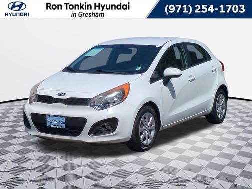 Clear White 2013 Kia Rio LX