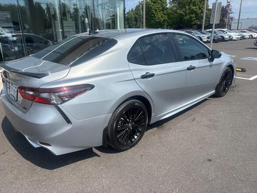 2022 Toyota Camry Hybrid SE