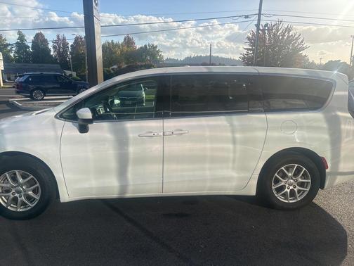 2022 Chrysler Voyager LX