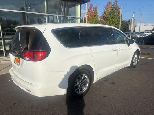 2022 Chrysler Voyager LX