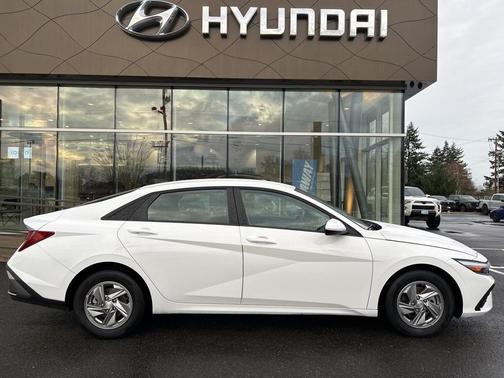2024 Hyundai ELANTRA SE