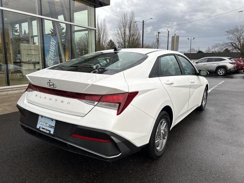 2024 Hyundai ELANTRA SE