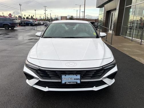 2024 Hyundai ELANTRA SE