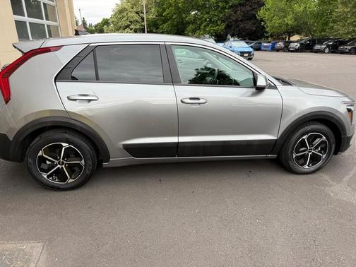 2023 Kia Niro LX