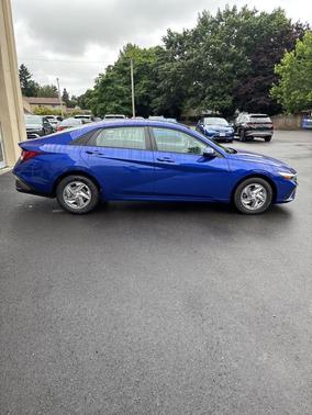 2025 Hyundai ELANTRA SE
