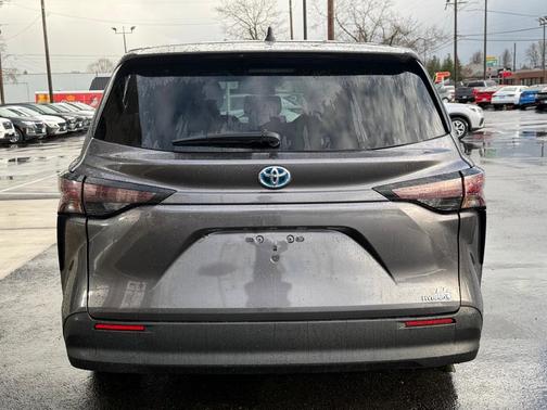 2024 Toyota Sienna LE