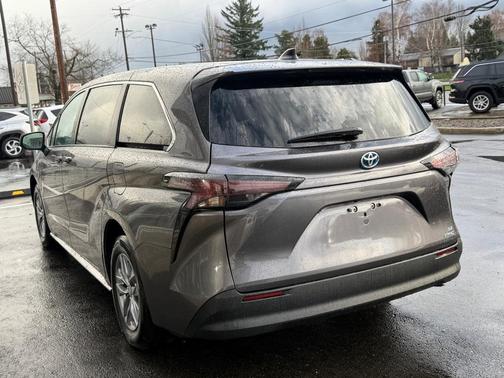 2024 Toyota Sienna LE