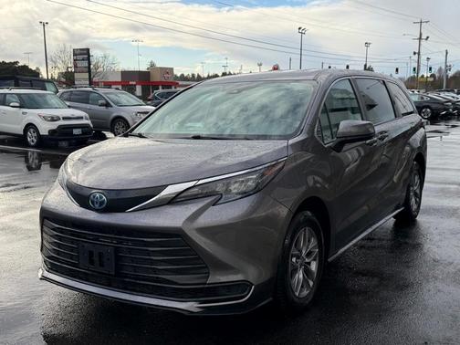 2024 Toyota Sienna LE