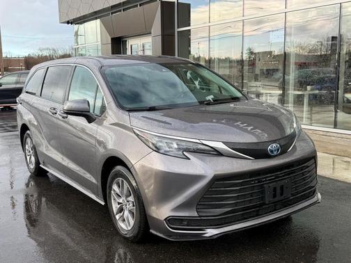 2024 Toyota Sienna LE