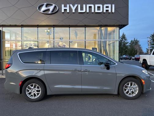 2025 Chrysler Pacifica Select