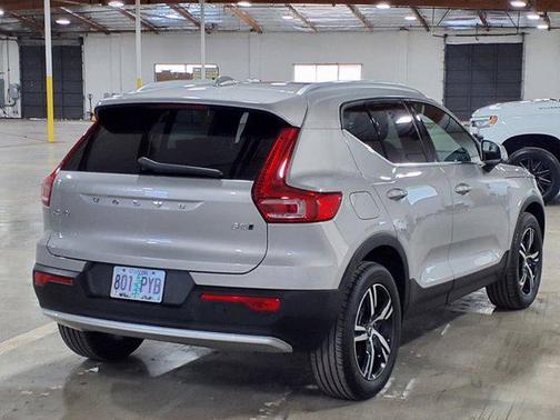2025 Volvo XC40 B5 Core Bright Theme
