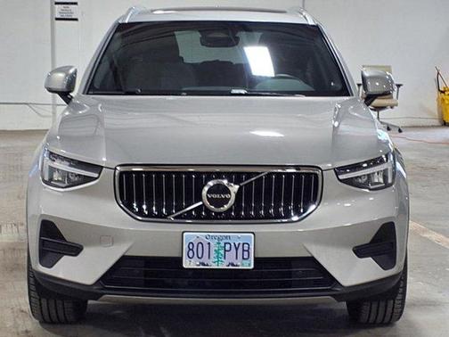 2025 Volvo XC40 B5 Core Bright Theme
