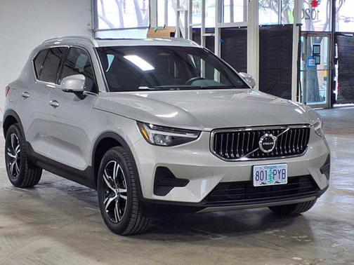 2025 Volvo XC40 B5 Core Bright Theme