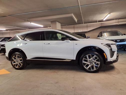 Vibrant White Tricoat 2026 Cadillac OPTIQ Luxury