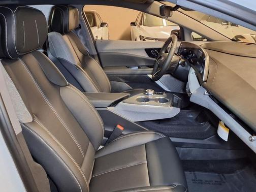 Vibrant White Tricoat 2026 Cadillac OPTIQ Luxury