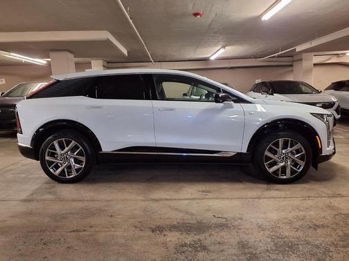 Vibrant White Tricoat 2026 Cadillac OPTIQ Luxury