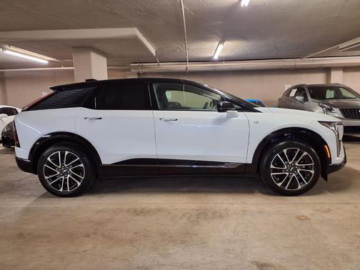 Vibrant White Tricoat 2026 Cadillac OPTIQ Sport
