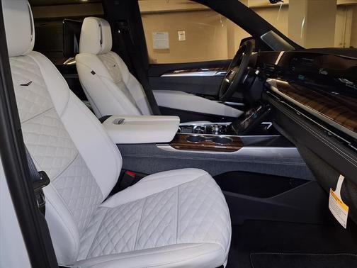 Vibrant White Tricoat 2026 Cadillac Escalade ESV Sport Platinum