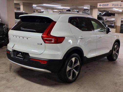 2025 Volvo XC40 B5 Plus Bright Theme