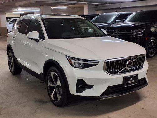 2025 Volvo XC40 B5 Plus Bright Theme