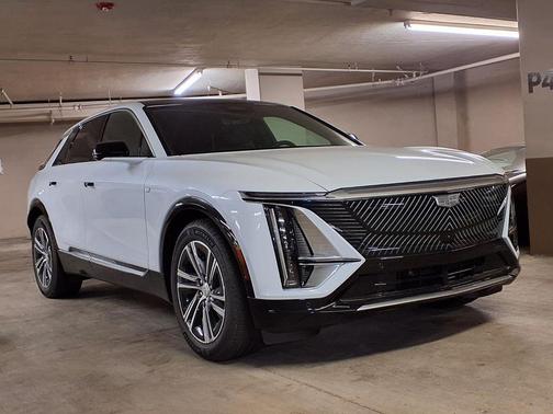 Vibrant White Tricoat 2026 Cadillac LYRIQ Premium Luxury
