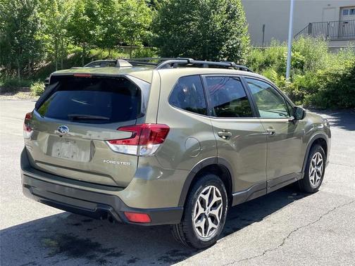 Autumn Green Metallic 2023 Subaru Forester Premium