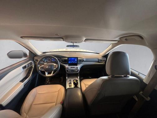 Star White Metallic Tri-Coat 2022 Ford Explorer XLT