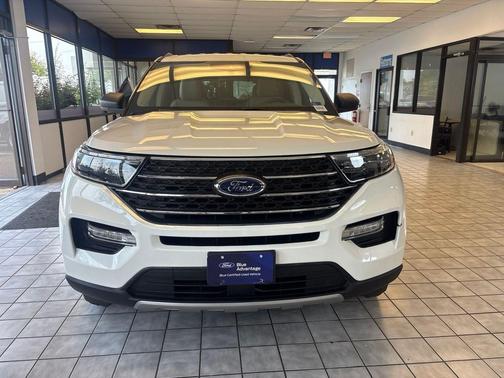 Star White Metallic Tri-Coat 2022 Ford Explorer XLT