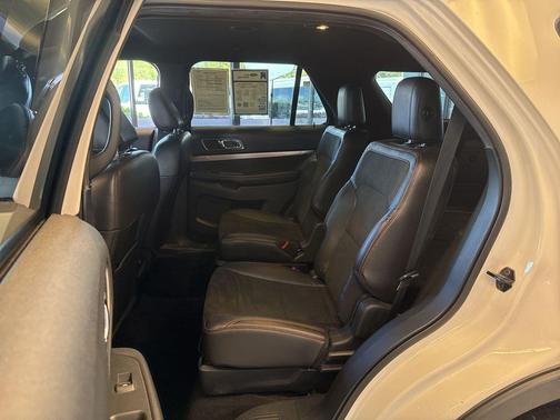 White Platinum 2018 Ford Explorer XLT