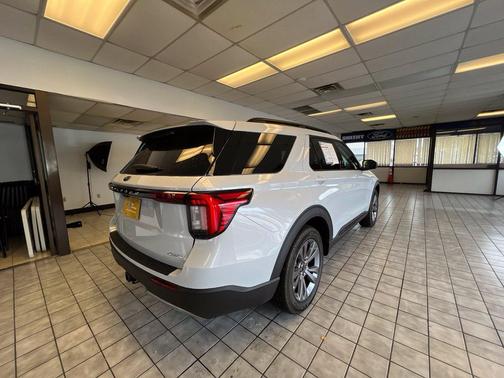 Space White Metallic 2026 Ford Explorer Active